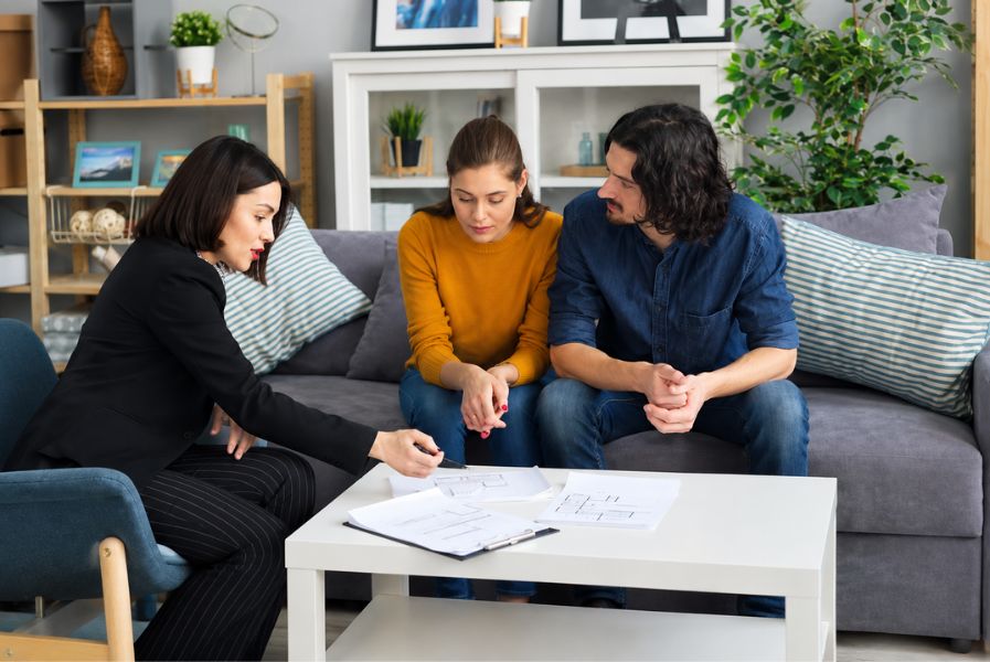 Collaborative divorce attorney helping spouses resolve family disputes