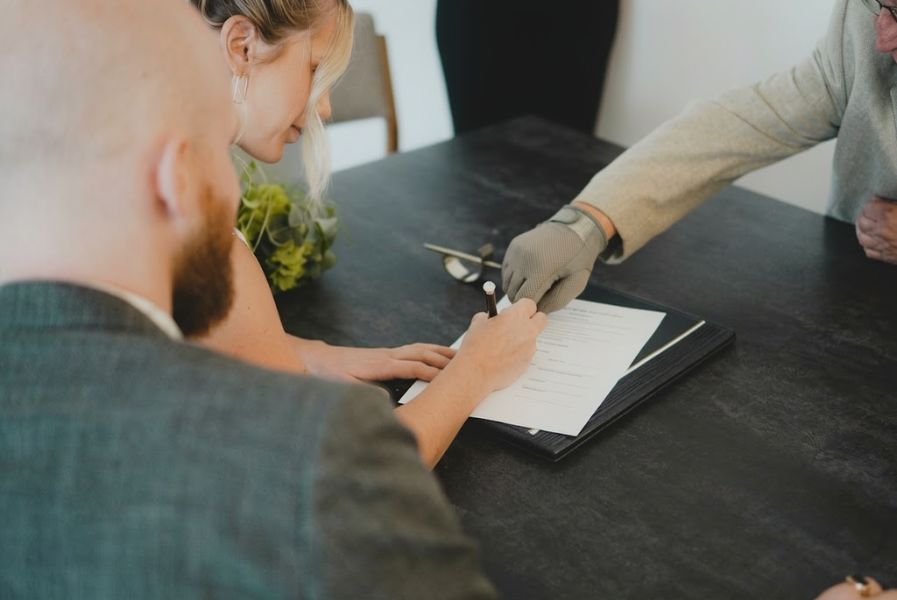 Collaborative divorce attorney near me helping a couple with divorce proceedings.